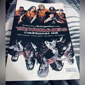The Walking Dead Compendium Volume 1 - Robert Kirkman (Paperback)